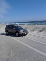 Nissan Pathfinder - beach